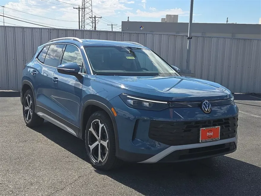 2025 Volkswagen Tiguan SE photo 1