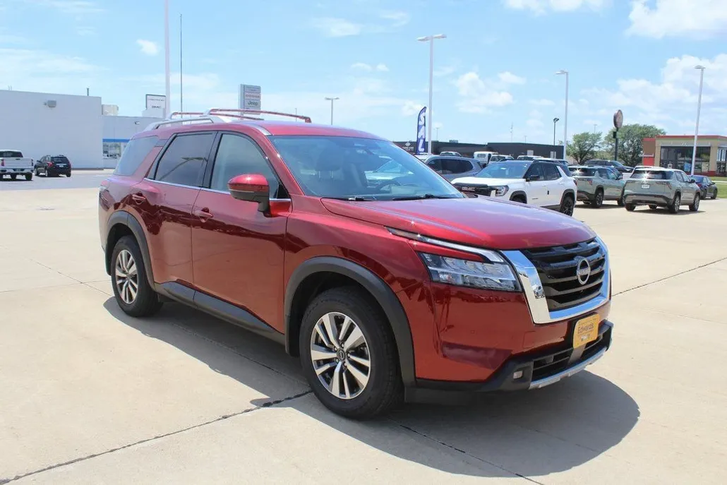 2022 Nissan Pathfinder SL photo 1