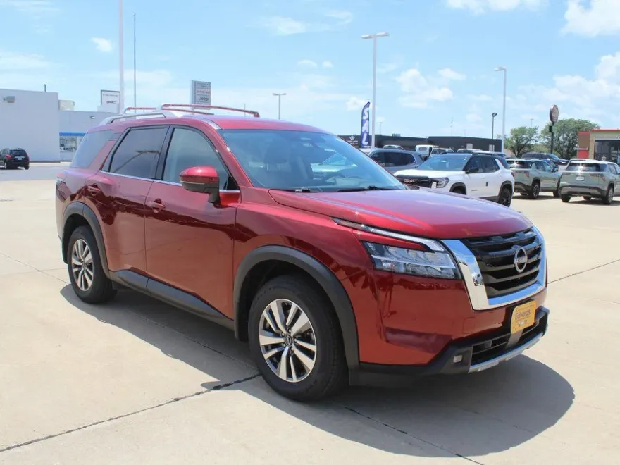 2022 Nissan Pathfinder SL photo 1