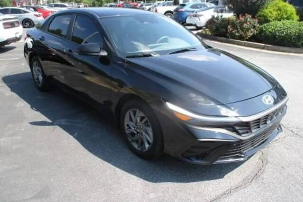 2024 Hyundai Elantra SEL photo 1