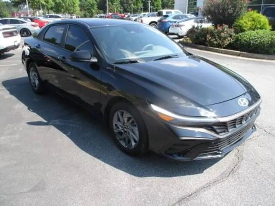 2024 Hyundai Elantra SEL photo 1