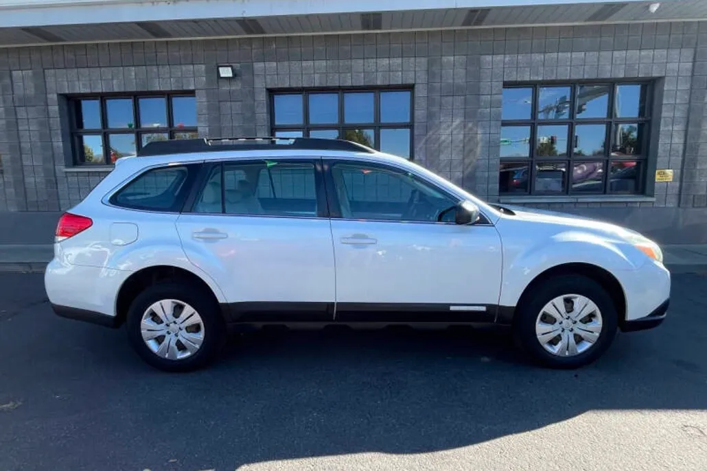 2011 Subaru Outback 2.5i photo 1