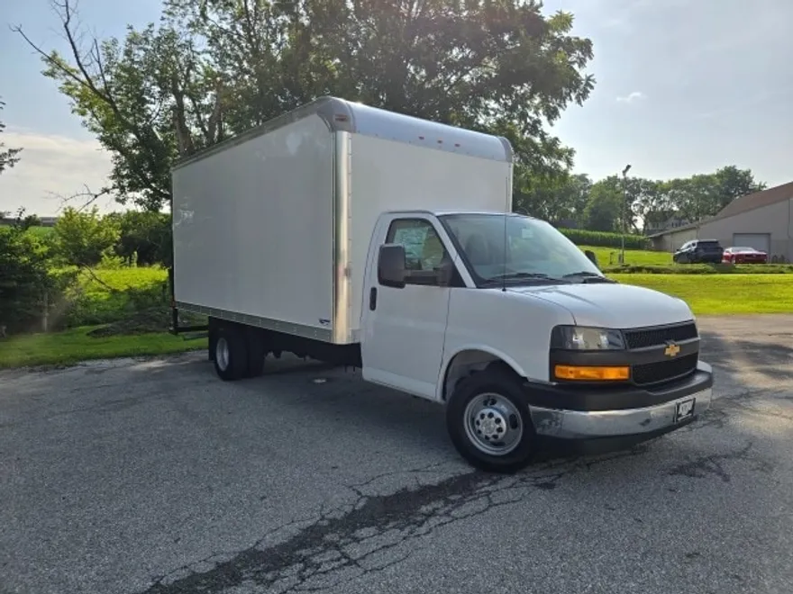 2025 Chevrolet Express Cutaway 3500 photo 1