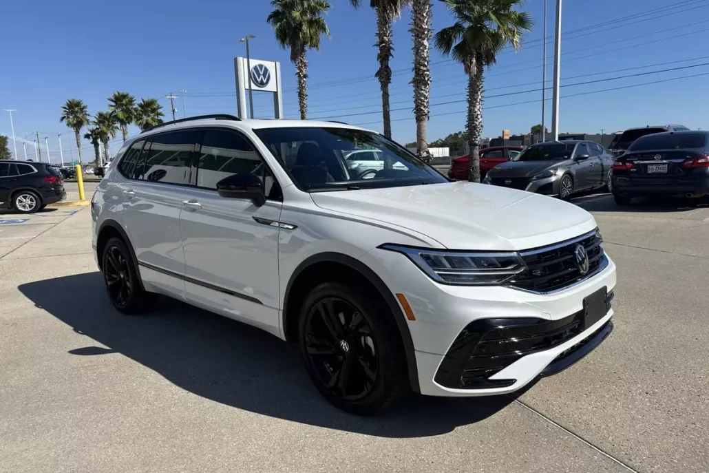 2024 Volkswagen Tiguan SE R-Line Black photo 1