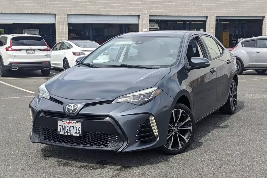2017 Toyota Corolla SE photo 1