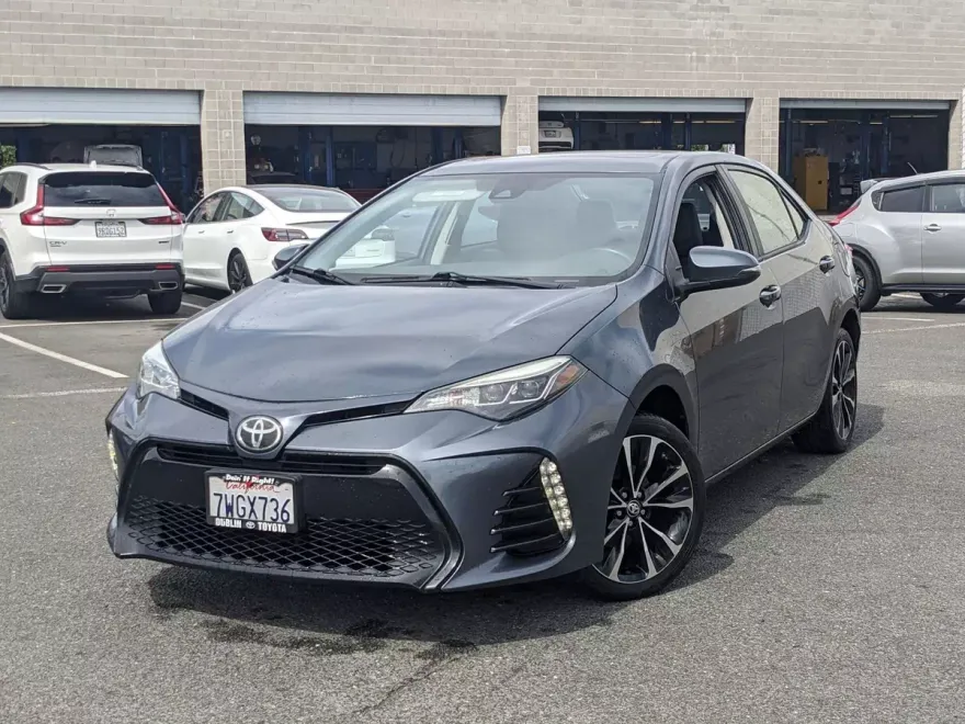 2017 Toyota Corolla SE photo 1