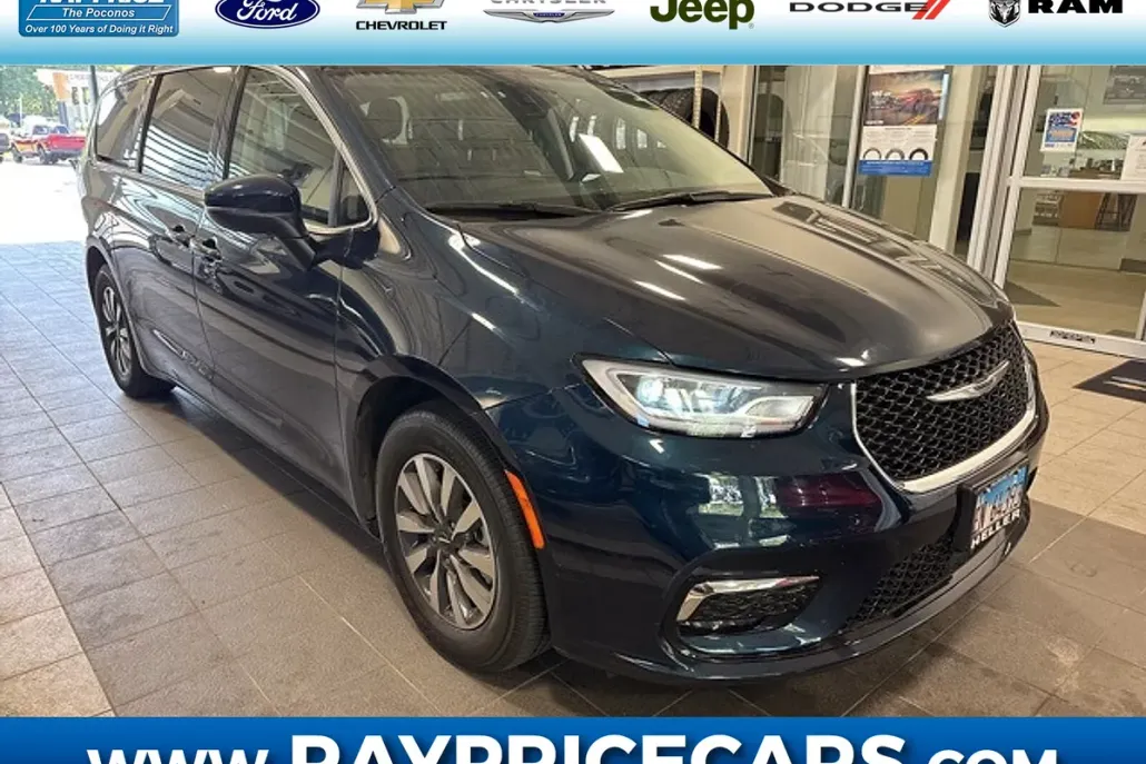 2023 Chrysler Pacifica Hybrid Touring L photo 1