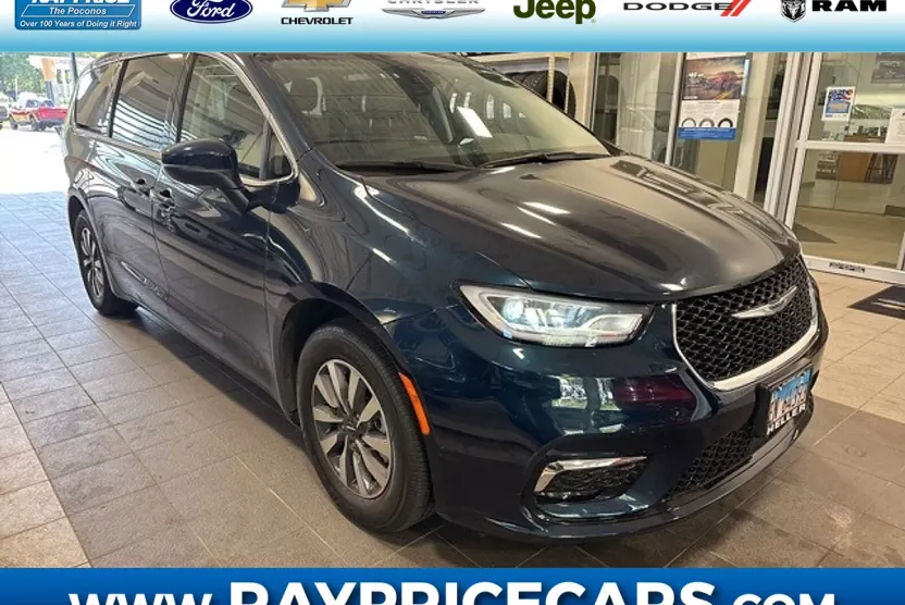 2023 Chrysler Pacifica Hybrid Touring L photo 1