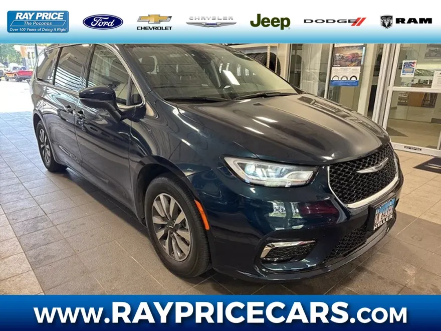 2023 Chrysler Pacifica Hybrid Touring L photo 1