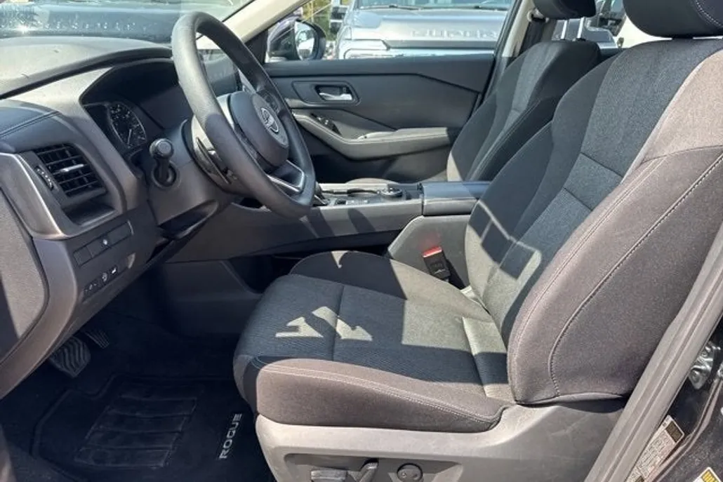 2024 Nissan Rogue SV photo 1