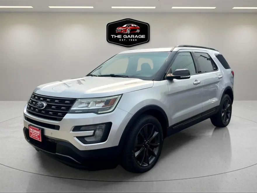 2017 Ford Explorer XLT photo 1