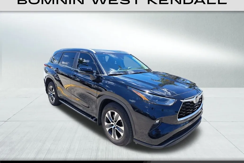2023 Toyota Highlander XLE photo 1