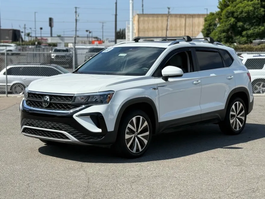 2022 Volkswagen Taos SE photo 1