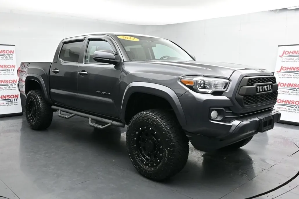 2017 Toyota Tacoma SR5 photo 1