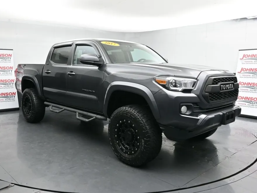 2017 Toyota Tacoma SR5 photo 1