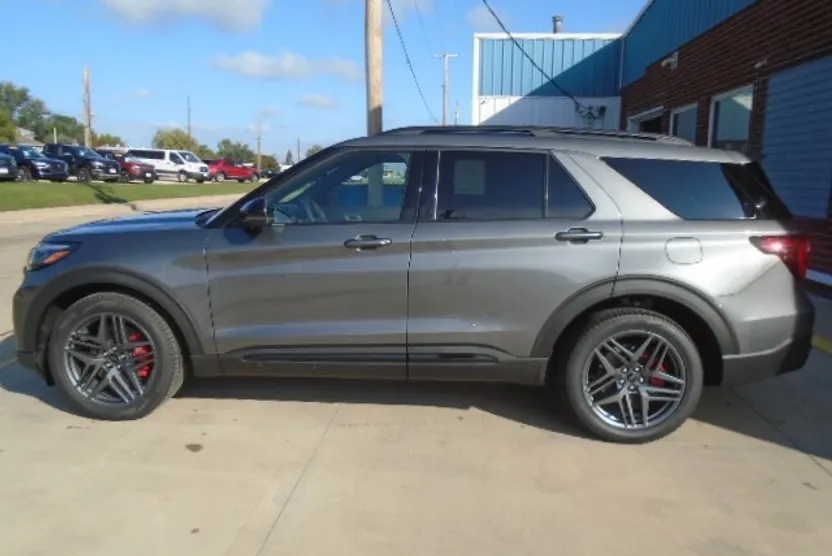 2025 Ford Explorer ST photo 1