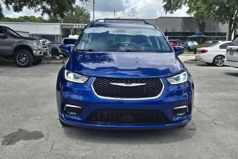 2021 Chrysler Pacifica Touring photo 1