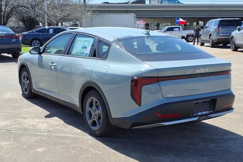 2025 Kia K4 LX photo 1
