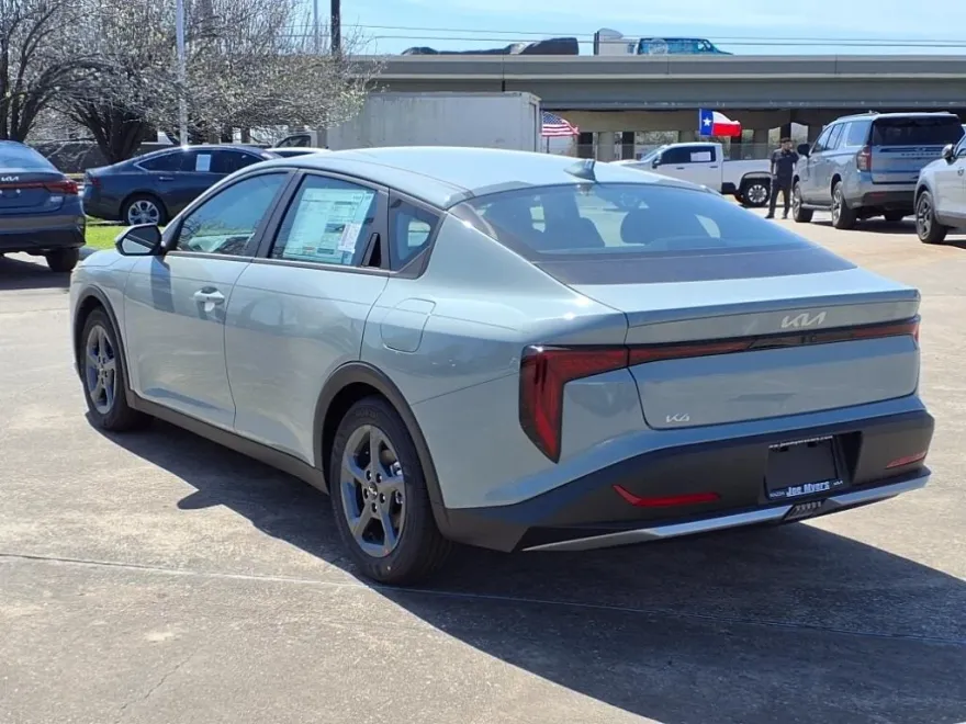 2025 Kia K4 LX photo 1