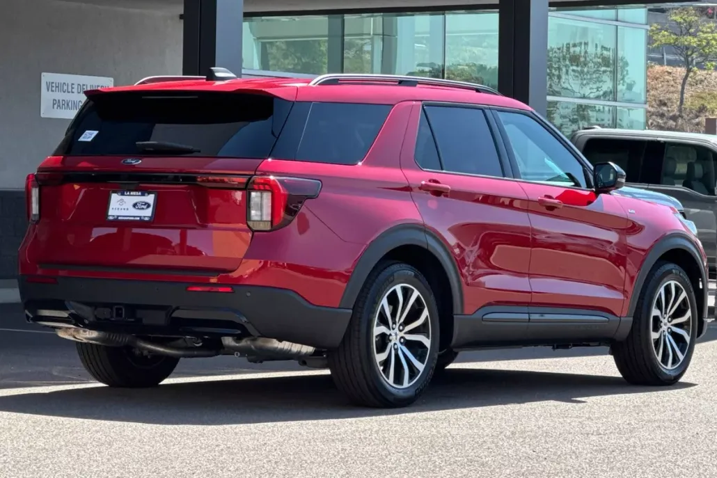 2025 Ford Explorer ST-Line photo 1