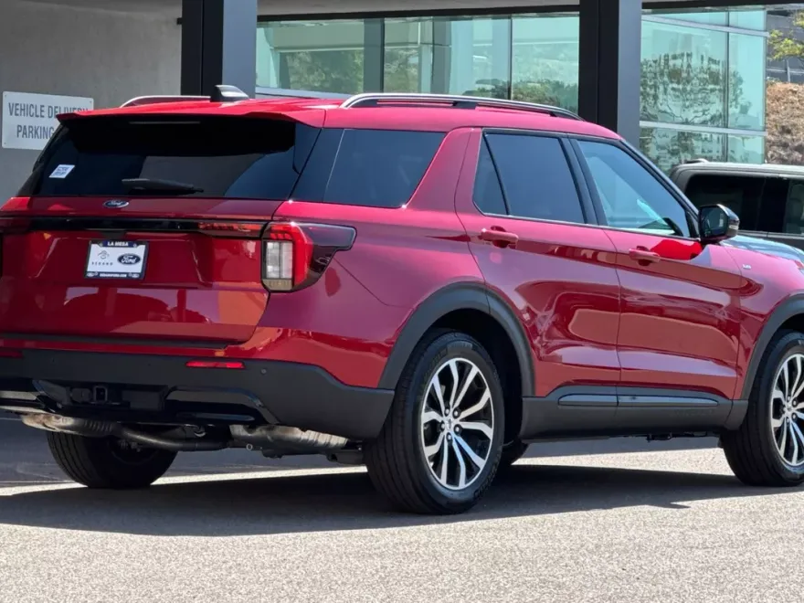 2025 Ford Explorer ST-Line photo 1