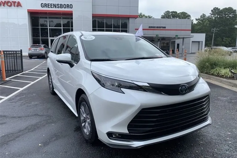 2025 Toyota Sienna XLE photo 1