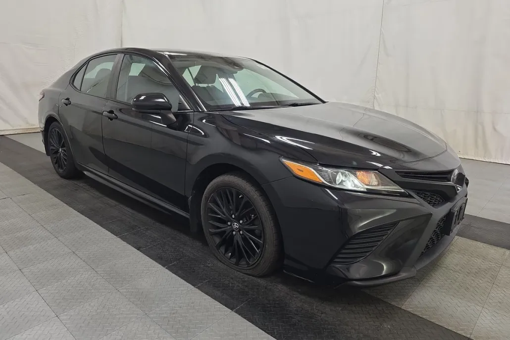2019 Toyota Camry SE photo 1