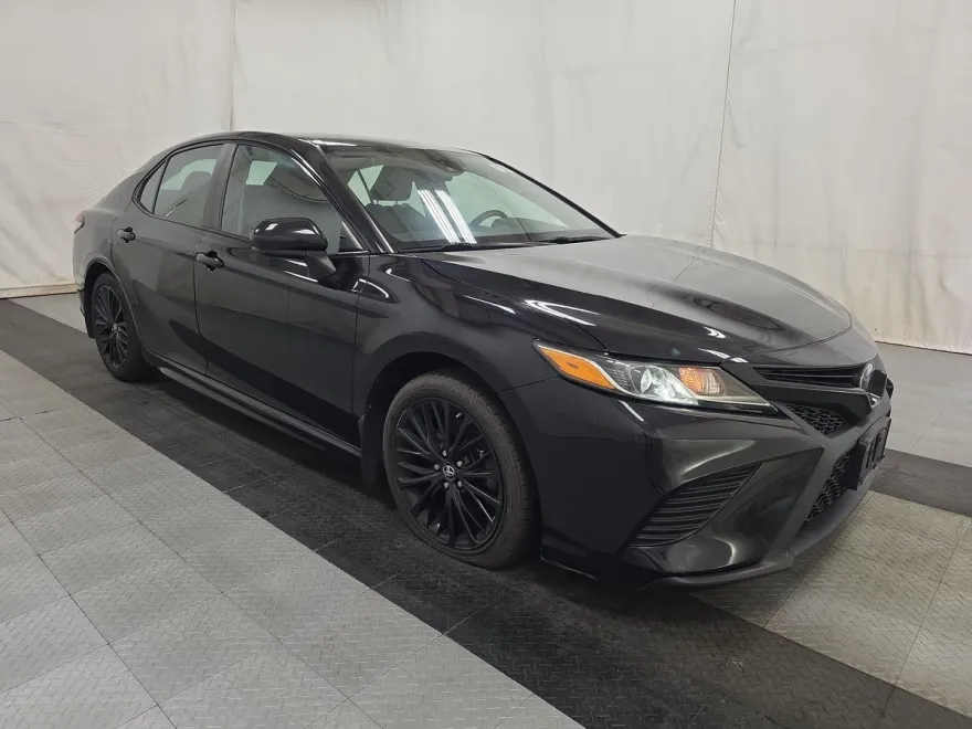 2019 Toyota Camry SE photo 1
