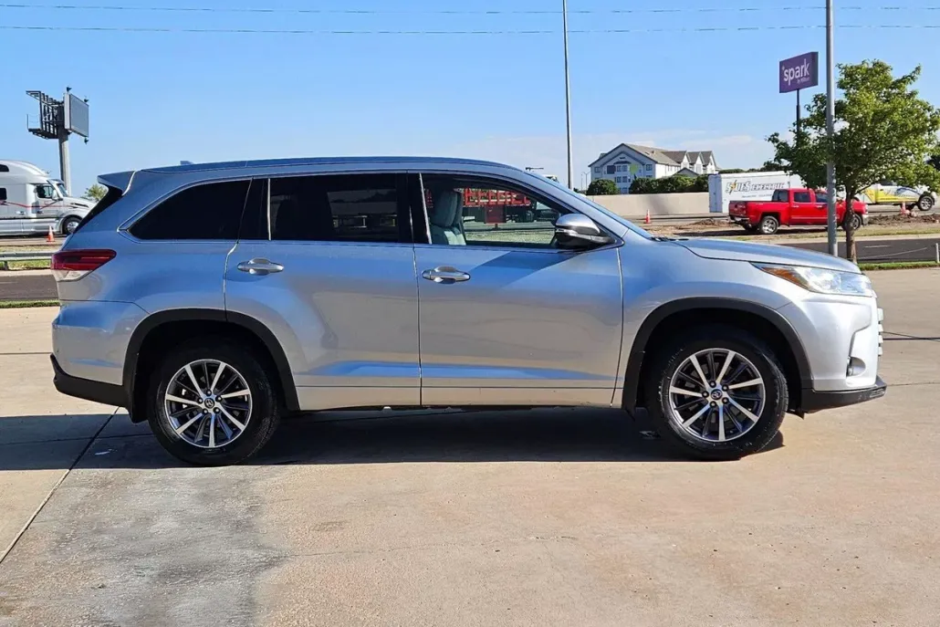 2017 Toyota Highlander XLE photo 1