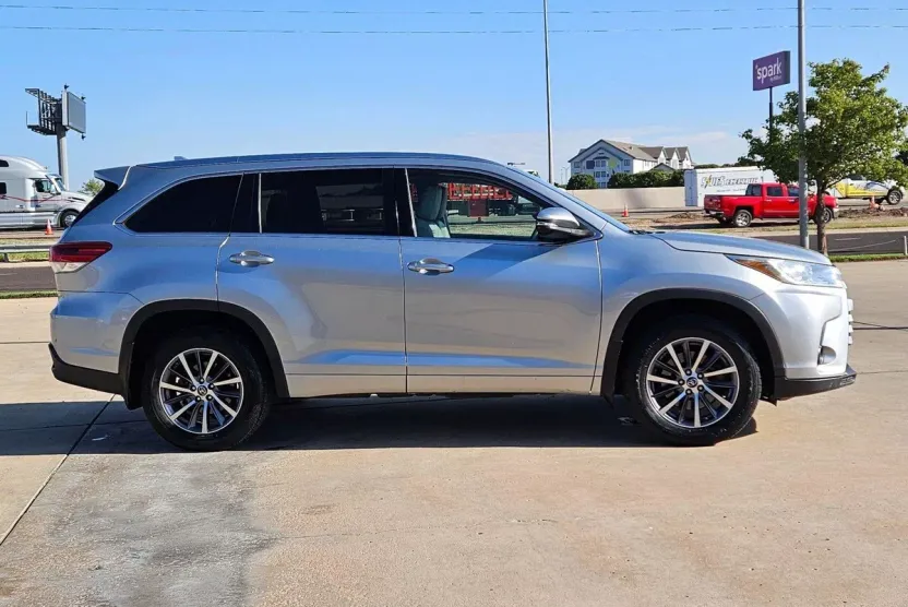 2017 Toyota Highlander XLE photo 1