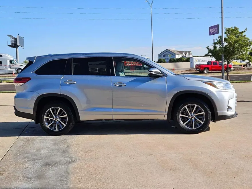 2017 Toyota Highlander XLE photo 1