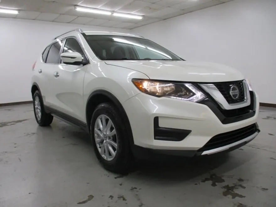 2018 Nissan Rogue SV photo 1