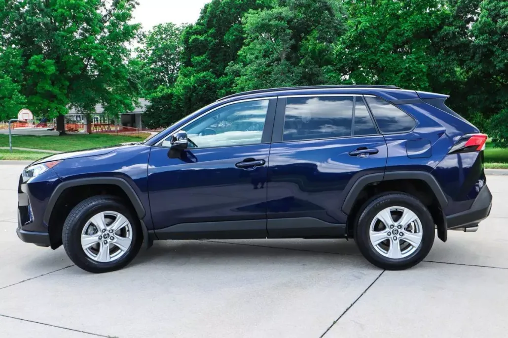 2021 Toyota RAV4 XLE photo 1