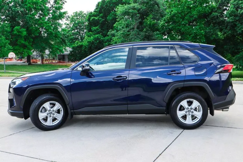 2021 Toyota RAV4 XLE photo 1