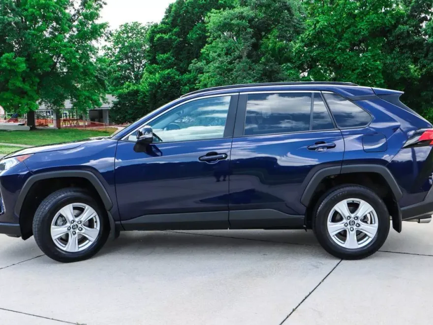 2021 Toyota RAV4 XLE photo 1