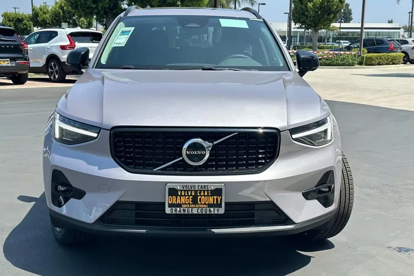 2026 Volvo XC40 photo 1