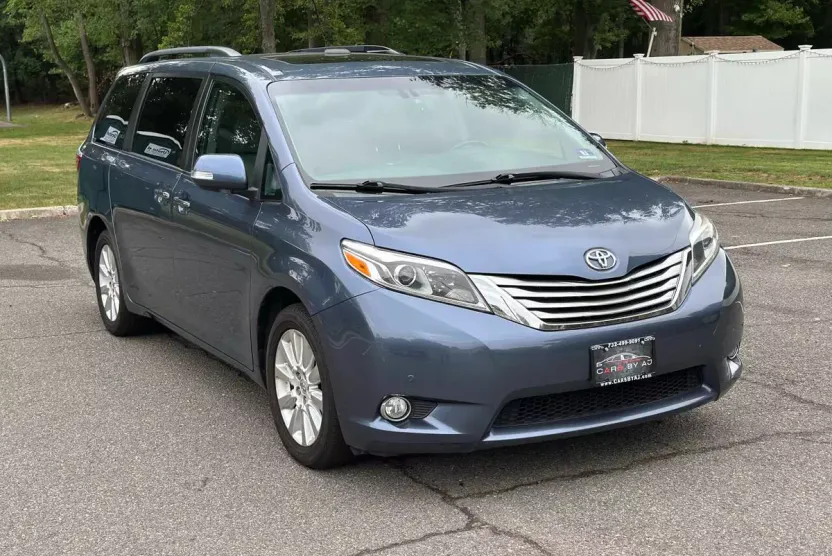 2015 Toyota Sienna photo 1