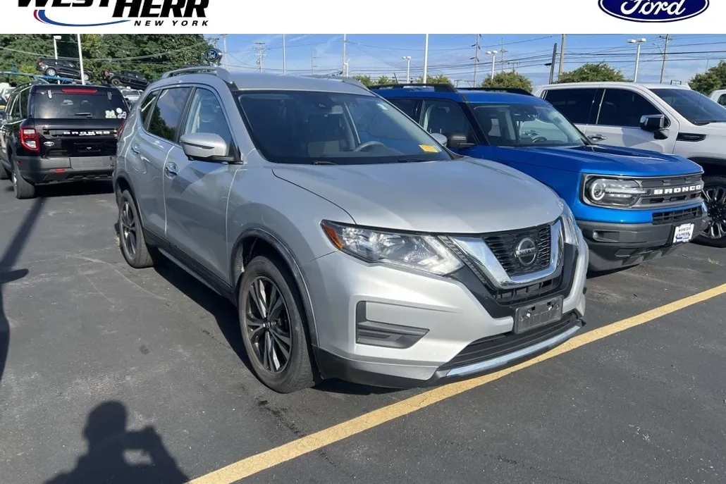 2019 Nissan Rogue SV photo 1