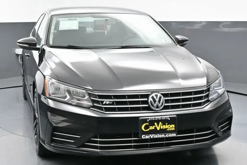 2016 Volkswagen Passat TDI S R-Line photo 1