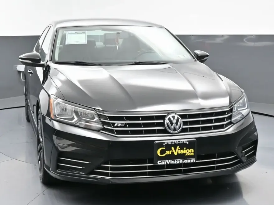2016 Volkswagen Passat TDI S R-Line photo 1