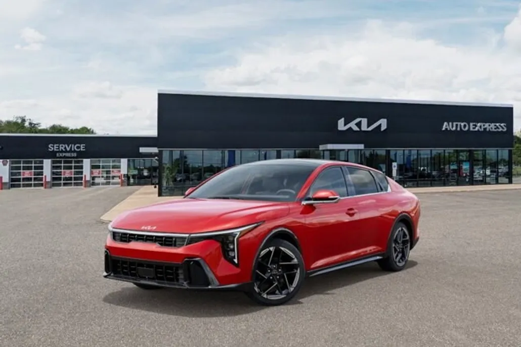 2025 Kia K4 GT-Line photo 1