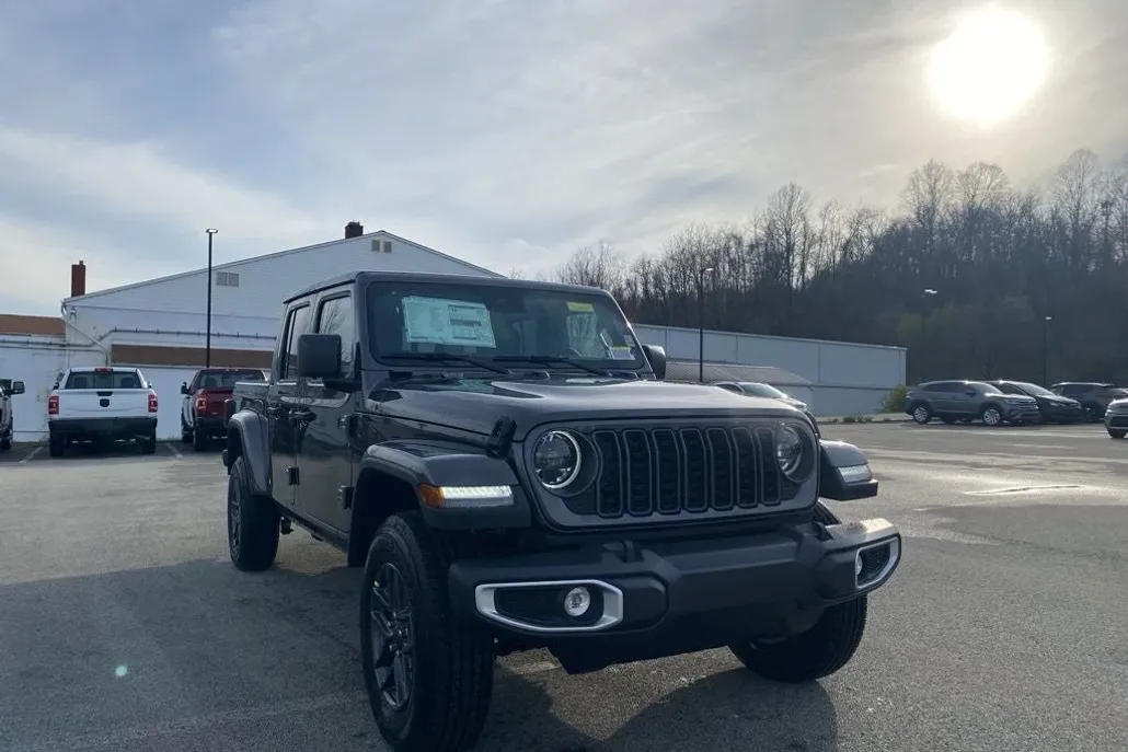 2025 Jeep Gladiator Sport S photo 1