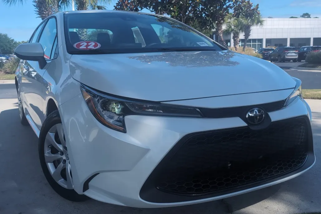 2022 Toyota Corolla LE photo 1