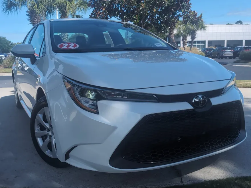 2022 Toyota Corolla LE photo 1