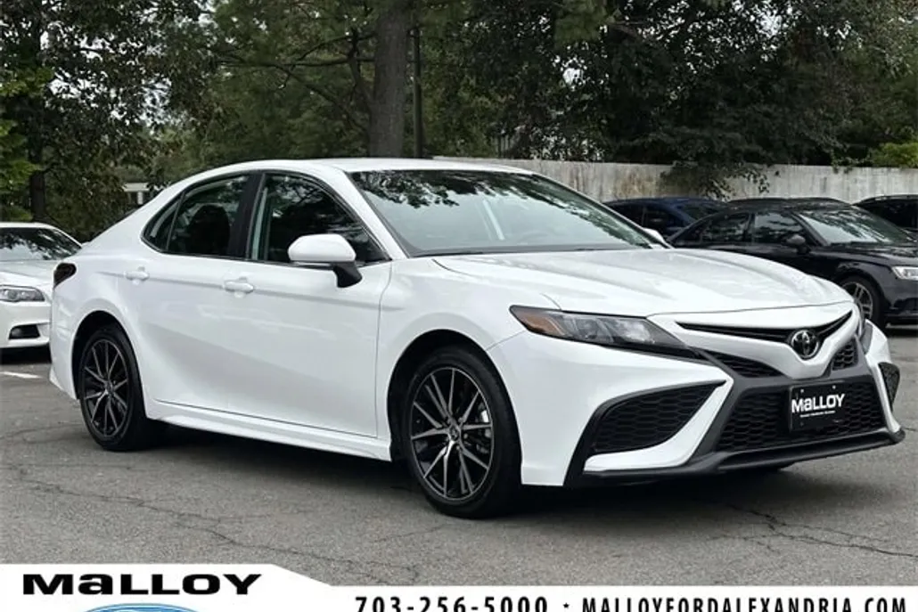 2024 Toyota Camry SE photo 1