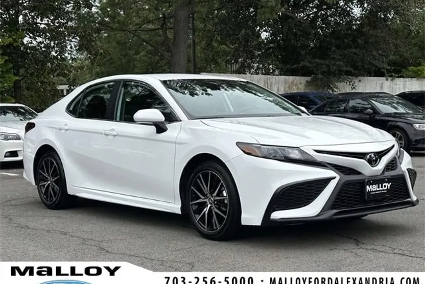 2024 Toyota Camry SE photo 1
