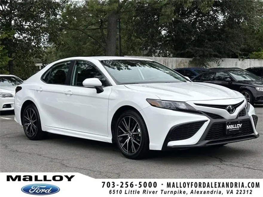 2024 Toyota Camry SE photo 1