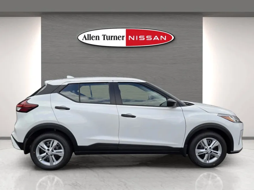 2025 Nissan Kicks Play S photo 1
