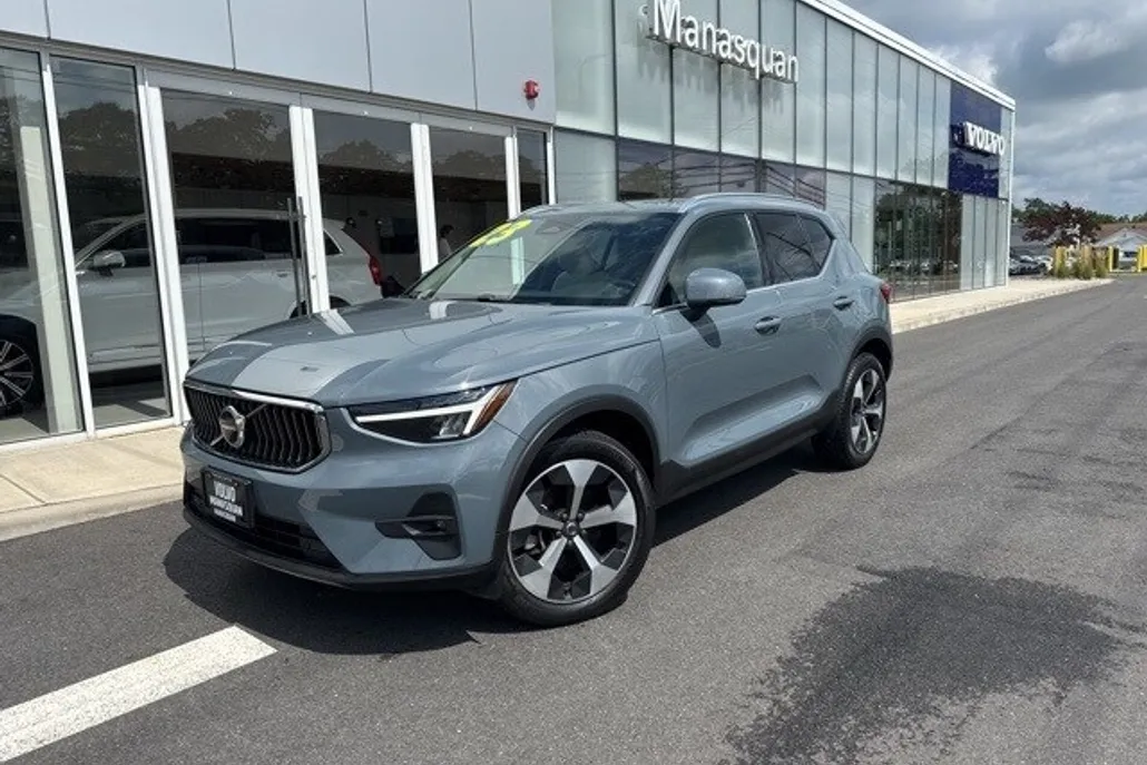 2023 Volvo XC40 Plus photo 1