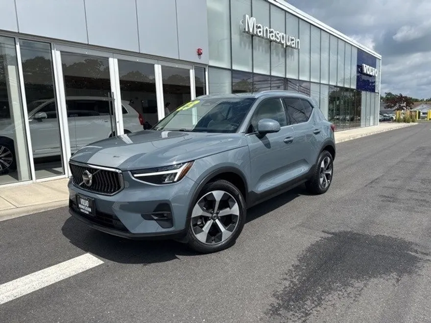 2023 Volvo XC40 Plus photo 1